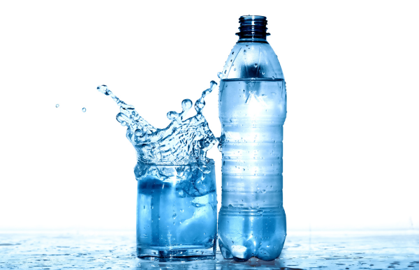 ペットボトルの飲料水イメージ